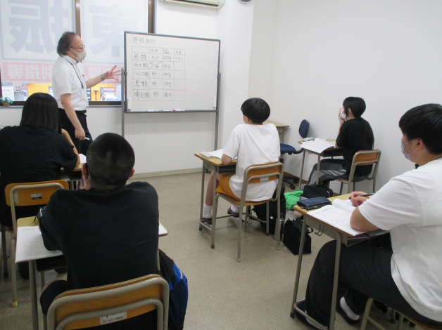 【週1〜OK】教育業界を目指す方にも！“教える力”が身につく、少人数制クラス指導◎