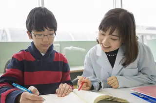 明大前徒歩90秒！中高一貫校出身者大歓迎！新大学1年生大歓迎！サビ残無しの超ホワイトな仕事です！