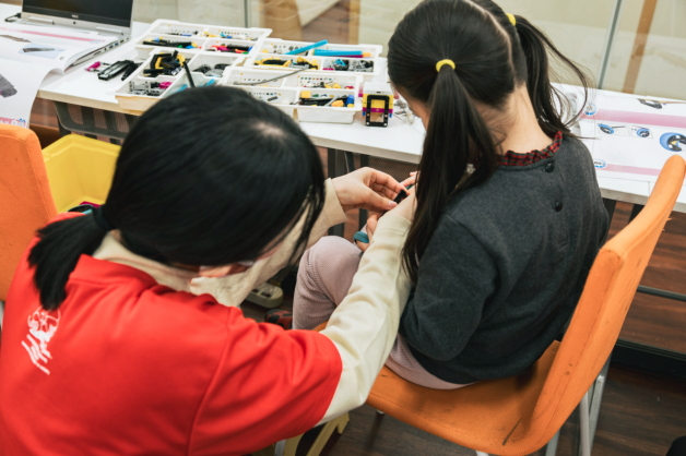 ロボットプログラミングの講師