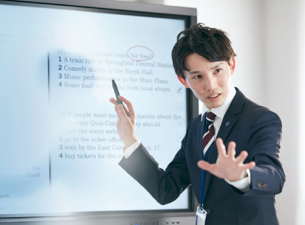 【専用スタジオでオンライン授業のライブ配信】未経験OK！就活サポートも受けれる★週1日～勤務OK！