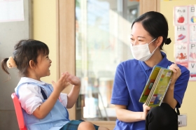 子供英会話スタッフ！ ネイティブと一緒だから自然と英語力もアップ♪