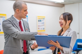 憧れの子ども英会話講師！ 充実した研修で安心♪ ネイティブと一緒だから英語力アップも♪