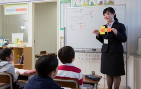 【中学受験を目指す子どもたちを、楽しく低学年からサポートしませんか？】机に向かうだけでない、手や体を使った実験などを通して自然に学習習慣を身につけます。【駅チカ、週2～、平日のみＯＫ】